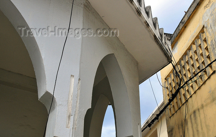 comoros98: Moroni, Grande Comore / Ngazidja, Comoros islands: Place de Badjanani - Sultan Ahmed mosque - entering the medina - photo by M.Torres - (c) Travel-Images.com - Stock Photography agency - Image Bank