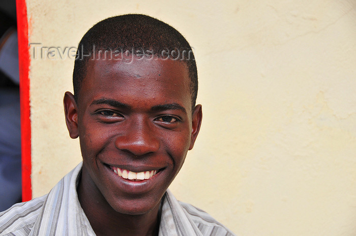 comoros99: Moroni, Grande Comore / Ngazidja, Comoros islands: broad smile of a Comoran man in the Arab Quarter, the Medina - photo by M.Torres - (c) Travel-Images.com - Stock Photography agency - Image Bank