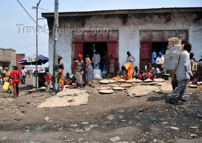 congo-dr10: Goma, Nord-Kivu, Democratic Republic of the Congo: street market - mats with garlic - photo by M.Torres - (c) Travel-Images.com - Stock Photography agency - Image Bank