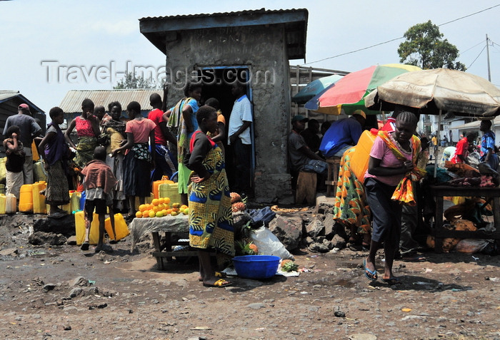 congo-dr18: Goma, Nord-Kivu, Democratic Republic of the Congo: water distribution - women with jerrycans - photo by M.Torres - (c) Travel-Images.com - Stock Photography agency - Image Bank