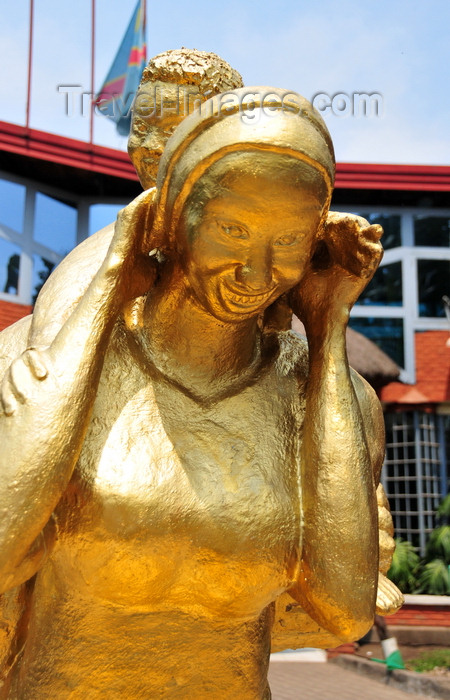 congo-dr2: Goma, Nord-Kivu, Democratic Republic of the Congo: gilded statue of an African woman with a baby on her back - grin - Hotel Vip Palace in the background, Blvd Kanyamuhanga - photo by M.Torres - (c) Travel-Images.com - Stock Photography agency - Image Bank