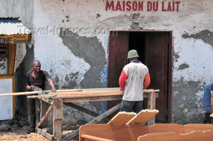 congo-dr20: Goma, Nord-Kivu, Democratic Republic of the Congo: carpenter workshop on the street - workers making a bed - entrance to Maison du Lait - photo by M.Torres - (c) Travel-Images.com - Stock Photography agency - Image Bank