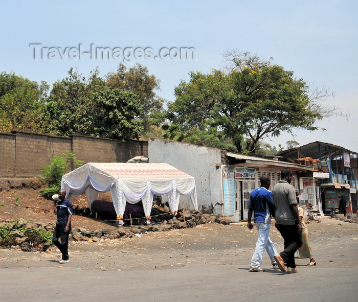 congo-dr23: Goma, Nord-Kivu, Democratic Republic of the Congo: coffin under a tent near the family home - funerary honours - photo by M.Torres - (c) Travel-Images.com - Stock Photography agency - Image Bank