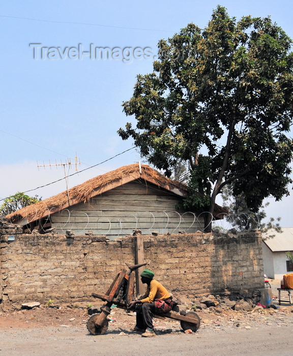 congo-dr24: Goma, Nord-Kivu, Democratic Republic of the Congo: on of the many primitive cargo bicycles - the pusher takes a rest - chuckadoo - wooden trottinette - photo by M.Torres - (c) Travel-Images.com - Stock Photography agency - Image Bank