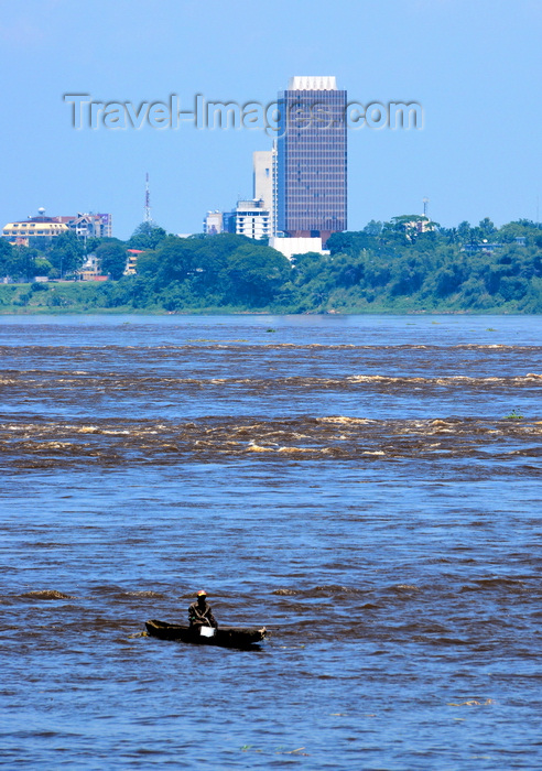 congo-dr46: Kinshasa, Democratic Republic of the Congo:  Livingstone Falls / Chutes du Djoué -  rapids on the lower course of the Congo River, border between the Congos - man steering a pirogue - CCIC building (Chambre de Commerce et d'Industrie Inde Congo) / Fleuve Congo Hotel, Boulevard Tshatshi, Gombe - photo by M.Torres - (c) Travel-Images.com - Stock Photography agency - Image Bank