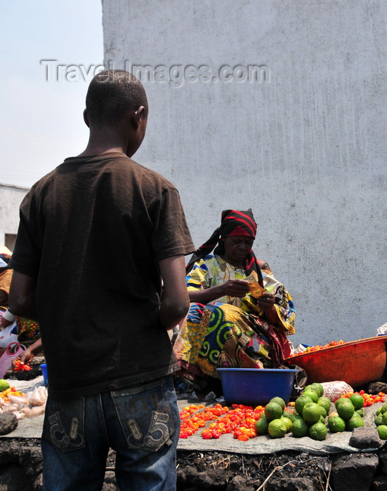 congo-dr6: Goma, Nord-Kivu, Democratic Republic of the Congo: buying lemons on the street - fruit and veg vendor and client - photo by M.Torres - (c) Travel-Images.com - Stock Photography agency - Image Bank