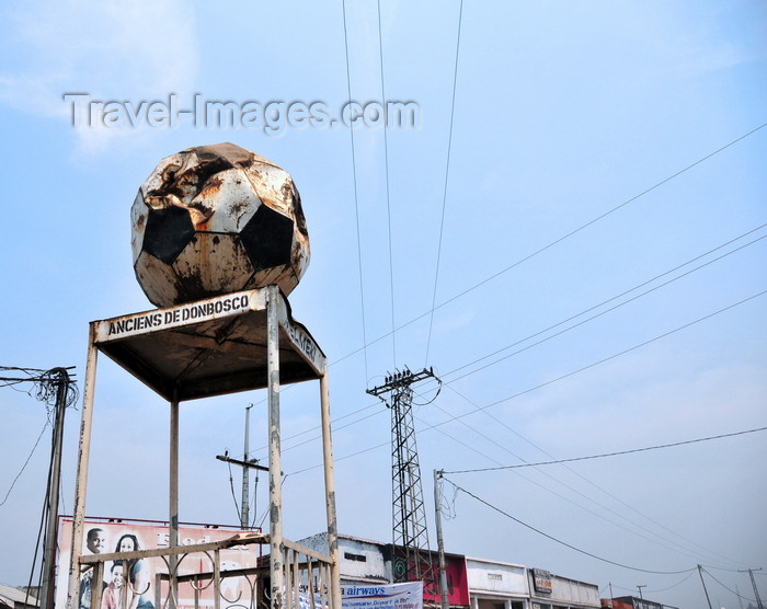 congo-dr9: Goma, Nord-Kivu, Democratic Republic of the Congo: roundabout - empty police podium with soccer ball - Anciens de Don Bosco - pylon and cables - photo by M.Torres - (c) Travel-Images.com - Stock Photography agency - Image Bank