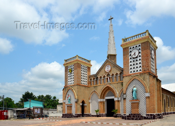 congo1: Brazzaville, Congo: Cathedral of the Sacred Heart with Jesus, St Paul and St Peter on the facade and souvenirs' stall nearby - Cathédrale du Sacré Cœur / Cathédrale Saint Firmin (1892) - designed by Monseigneur Augouard - Quartier de l'Aiglon - photo by M.Torres - (c) Travel-Images.com - Stock Photography agency - Image Bank