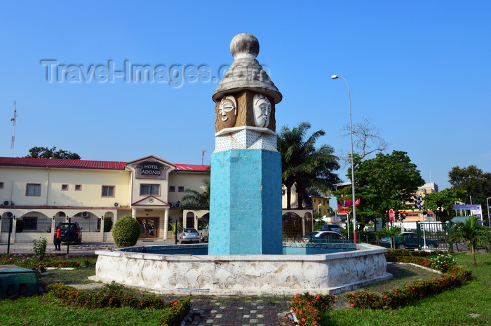 congo13: Brazzaville, Congo: totem-like fountain at the center of the 'masks round-about' - intersection of Avenue de l'Amitié and Boulevard Denis Sassou Nguesso - Rond-point 'aux masques' - Hotel Adonis in the background - photo by M.Torres - (c) Travel-Images.com - Stock Photography agency - Image Bank