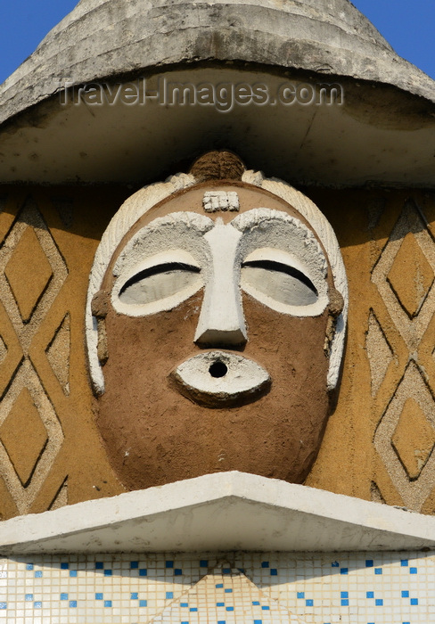 congo14: Brazzaville, Congo: red face - detail of the totem-like fountain at the center of the 'masks round-about' - intersection of Avenue de l'Amitié and Boulevard Denis Sassou Nguesso - photo by M.Torres - (c) Travel-Images.com - Stock Photography agency - Image Bank