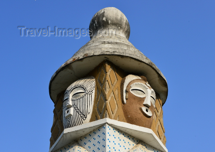 congo15: Brazzaville, Congo: totem-like fountain at the center of the 'masks round-about' seen against blue sky - intersection of Avenue de l'Amitié and Boulevard Denis Sassou Nguesso - Rond-point 'aux masques' - homage to Congo's traditional arts - photo by M.Torres - (c) Travel-Images.com - Stock Photography agency - Image Bank