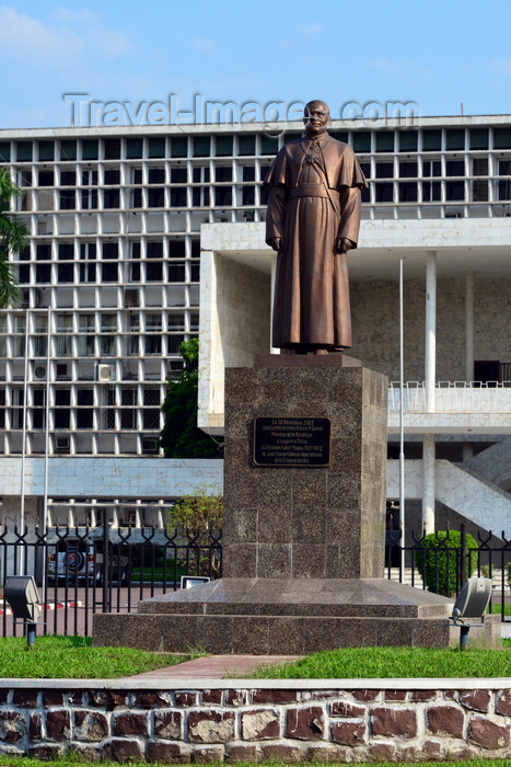 congo17: Brazzaville, Congo:  statue of the first Congolese President Fulbert Youlou, dressed in a cassock, in front of the the City Hall - Hôtel de Ville / Mairie - architect Jean Yves Normand - Avenue Amilcar Cabral, Quartier de la Plain, Poto-Poto - photo by M.Torres - (c) Travel-Images.com - Stock Photography agency - Image Bank
