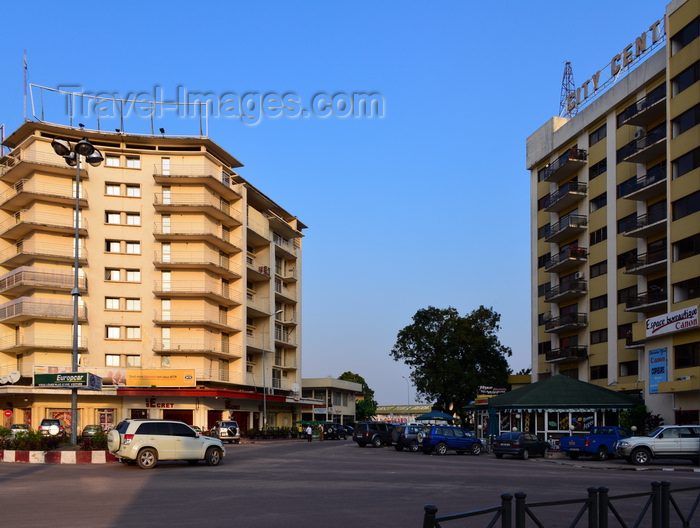 congo30: Brazzaville, Congo: cars and people at the  City Center round-about, the colonial heart of the city - Rond Point City Center - on the left the La Paternelle building designed by  Roger Erell et Jean Yves Normand and on the right the City Center building - Poto Poto - photo by M.Torres - (c) Travel-Images.com - Stock Photography agency - Image Bank