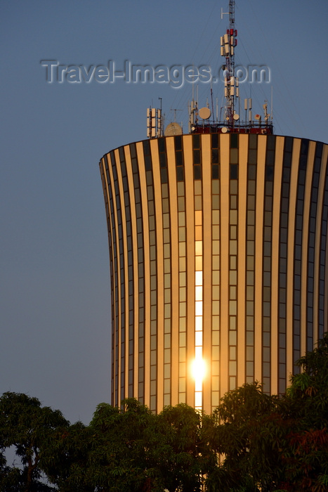 congo31: Brazzaville, Congo: late afternoon sun reflected in the Nabemba tower / Tour Nabemba, aka Elf Tower, built by Elf Aquitaine Congo - tallest building in Congo, Poto-Poto - framed by tree - photo by M.Torres - (c) Travel-Images.com - Stock Photography agency - Image Bank