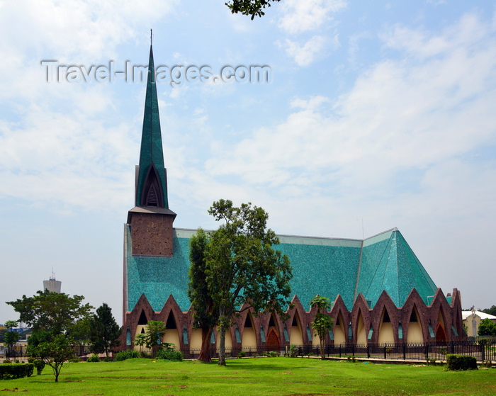 congo52: Brazzaville, Congo: Basilica of Saint'Anne of Congo - gardens and side view with Nabemba tower on the right - Basilique sainte Anne du Congo - architect Roger Erell - Rue d’Abomey / Avenue de la Paix, Poto-Poto - photo by M.Torres - (c) Travel-Images.com - Stock Photography agency - Image Bank