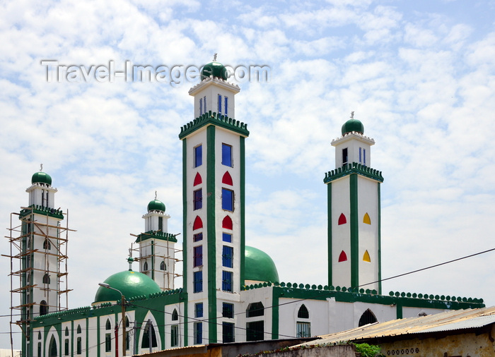 congo55: Brazzaville, Congo: green domed mosque - near Rue des Sénegalais, Poto-Poto - photo by M.Torres - (c) Travel-Images.com - Stock Photography agency - Image Bank