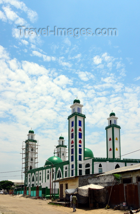 congo56: Brazzaville, Congo: people near the green domed mosque in the Rue des Sénegalais area, Poto-Poto - photo by M.Torres - (c) Travel-Images.com - Stock Photography agency - Image Bank