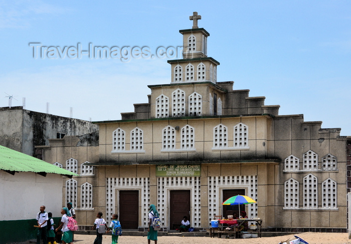 congo58: Brazzaville, Congo: students outside the Kimbanguist Church on Avenue de la Paix - Church of Jesus Christ on Earth, Simon Kimbangu sect - worship is Baptist in form - Eglise kimbanguiste - photo by M.Torres - (c) Travel-Images.com - Stock Photography agency - Image Bank