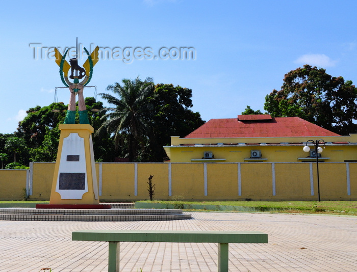 congo67: Brazzaville, Congo: bench and obelisk with the insignia of the General Staff of the Congolese Armed Forces, illustrate the power of the military - intersection of Avenue de la 2ème Division Blindée and Boulevard Denis Sassou Nguesso - photo by M.Torres - (c) Travel-Images.com - Stock Photography agency - Image Bank