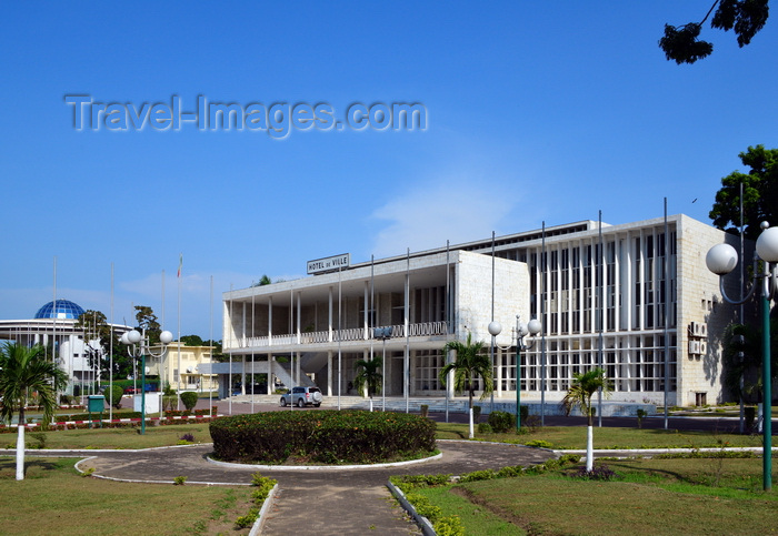 congo69: Brazzaville, Republic of Congo: French colonial building of the the City Hall - Hotel de Ville / Mairie - facade seen from architecture by Jean Yves Normand - Mairie Centrale de Brazzaville - Pierre Savorgnan de Brazza Memorial on the left - Avenue Amilcar Cabral, Quartier de la Plain, Poto-Poto - photo by M.Torres - (c) Travel-Images.com - Stock Photography agency - Image Bank