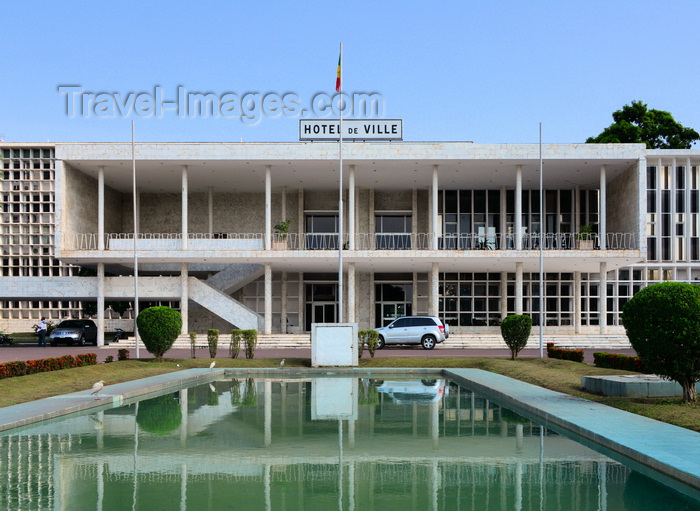 congo70: Brazzaville, Republic of Congo: City Hall - Hotel de Ville / Mairie - facade and pond seen from the gardens - French Colonial Architecture by Jean Yves Normand - Mairie Centrale de Brazzaville - Pierre Savorgnan de Brazza Memorial on the left - Avenue Amilcar Cabral, Quartier de la Plain, Poto-Poto - photo by M.Torres - (c) Travel-Images.com - Stock Photography agency - Image Bank