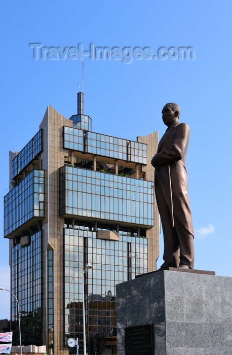 congo72: Brazzaville, Congo: statue of Jacques Opangault, a vice-president of congo and the BEAC building, seen from  Place de la Poste - Bank of Central African States, central bank of the countries of the Economic and Monetary Community of Central Africa - Banque des États de l'Afrique Centrale - photo by M.Torres - (c) Travel-Images.com - Stock Photography agency - Image Bank