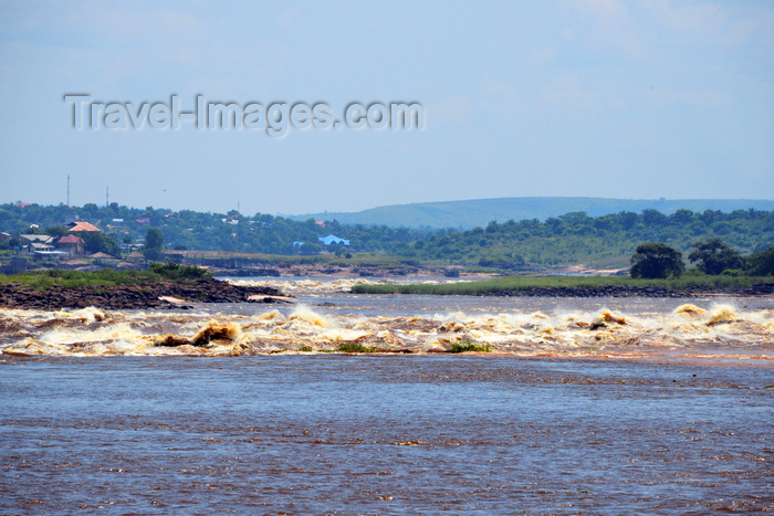 congo82: Djoué, Congo: looking downstream at the Livingstone Falls / Chutes du Djoué - rapids on the lower course of the Congo River, border between the Congos at Monkey Island (Ile des Singes) - photo by M.Torres - (c) Travel-Images.com - Stock Photography agency - Image Bank