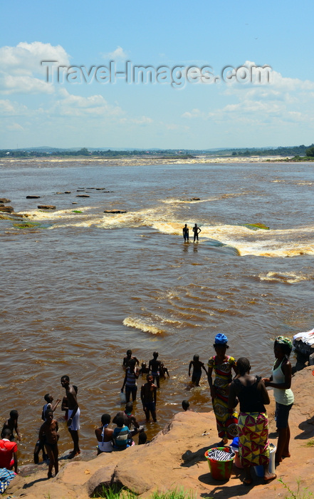 congo83: Djoué, Congo: Livingstone Falls / Chutes du Djoué - rapids on the lower course of the Congo River, border between the Congos - people bathing and washing clothes -  photo by M.Torres - (c) Travel-Images.com - Stock Photography agency - Image Bank