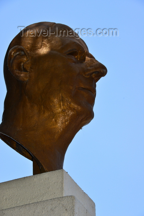 congo87: Brazzaville, Congo: de Gaulle square, off Avenue de Djoué - sculpture of General de Gaulle by Parriot, seen against the sky - Charles de Gaulle monument - photo by M.Torres - (c) Travel-Images.com - Stock Photography agency - Image Bank