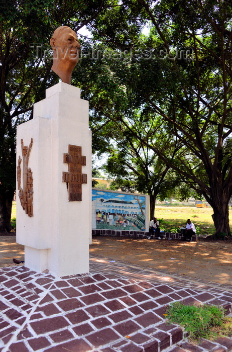 congo94: Brazzaville, Congo: de Gaulle square, off Avenue de Djoué - monument to General de Gaulle as president of the Community of African States - sculpture by Parriot on a white column - photo by M.Torres - (c) Travel-Images.com - Stock Photography agency - Image Bank