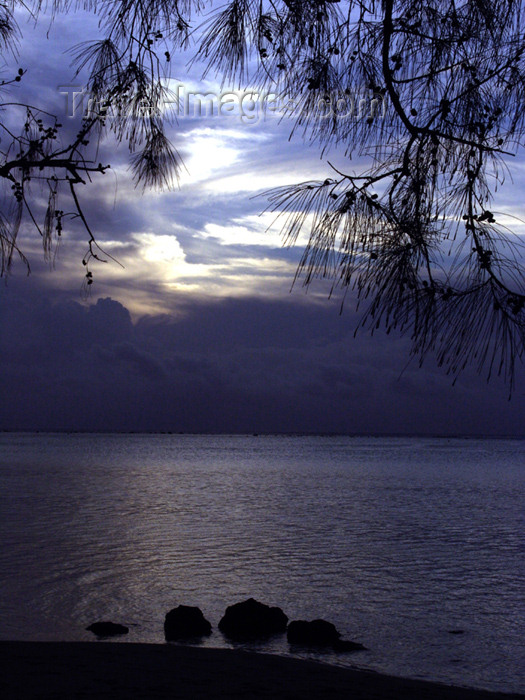 cook11: Cook Islands - Aitutaki island: peaceful lagoon - the island was discovered by Captain Bligh of the HMS Bounty - photo by B.Goode - (c) Travel-Images.com - Stock Photography agency - Image Bank