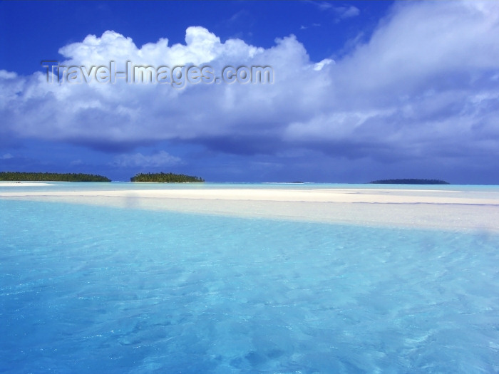 cook12: Cook Islands - Aitutaki island: sandbar in stunning lagoon - photo by B.Goode - (c) Travel-Images.com - Stock Photography agency - Image Bank