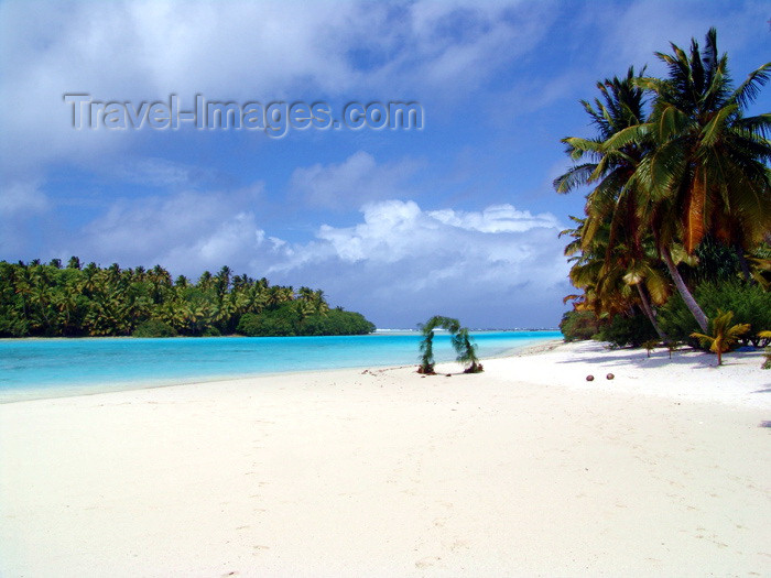 cook13: Cook Islands - Aitutaki island: sandy beach on One Foot Island / Tapuaetai - photo by B.Goode - (c) Travel-Images.com - Stock Photography agency - Image Bank