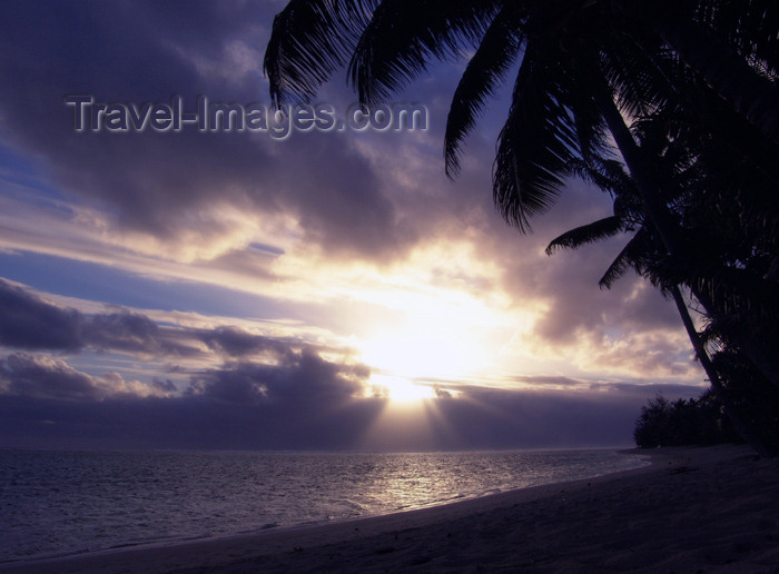 cook29: Cook Islands - Rarotonga island: sun begins to set over Titikaveka beach - photo by B.Goode - (c) Travel-Images.com - Stock Photography agency - Image Bank