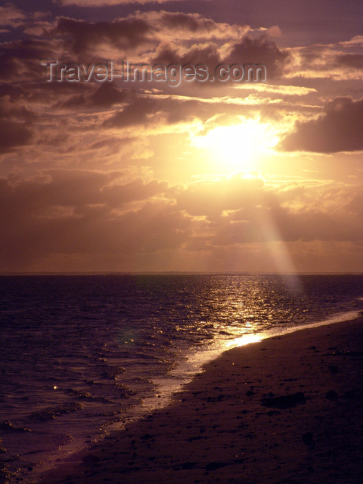 cook37: Cook Islands - Rarotonga island: sunset on the water - photo by B.Goode - (c) Travel-Images.com - Stock Photography agency - Image Bank