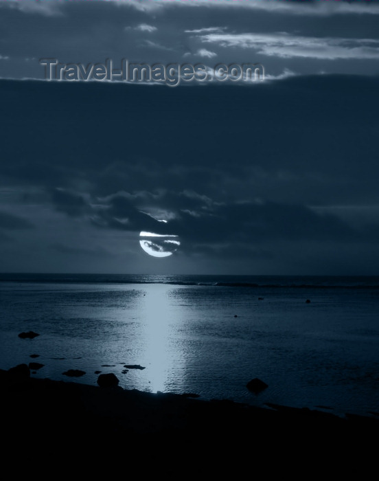 cook48: Cook Islands - Rarotonga island: moon over the ocean - photo by B.Goode - (c) Travel-Images.com - Stock Photography agency - Image Bank