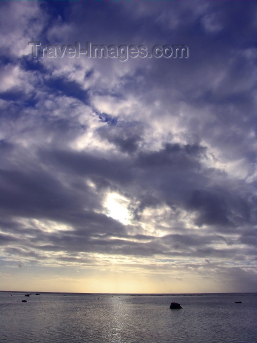 cook50: Cook Islands - Rarotonga island:  dusk - sky and water - Cumulus congestus clouds - photo by B.Goode - (c) Travel-Images.com - Stock Photography agency - Image Bank