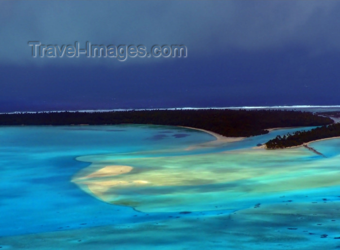 cook52: Cook Islands - Aitutaki: from the air - turquoise central lagoon - photo by B.Goode - (c) Travel-Images.com - Stock Photography agency - Image Bank