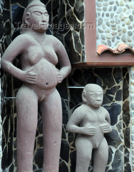 costa-rica106: Londres, Puntarenas province, Costa Rica: Amerindian art - mother and son statues - photo by M.Torres - (c) Travel-Images.com - Stock Photography agency - Image Bank