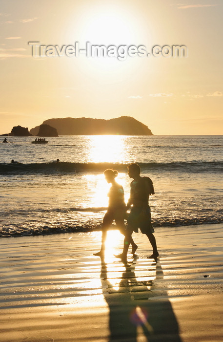 costa-rica114: Manuel António, Puntarenas province, Costa Rica: couple in a romantic walk - sunset - Pacific ocean, Las Gemelas and Isla Larga - photo by M.Torres - (c) Travel-Images.com - Stock Photography agency - Image Bank