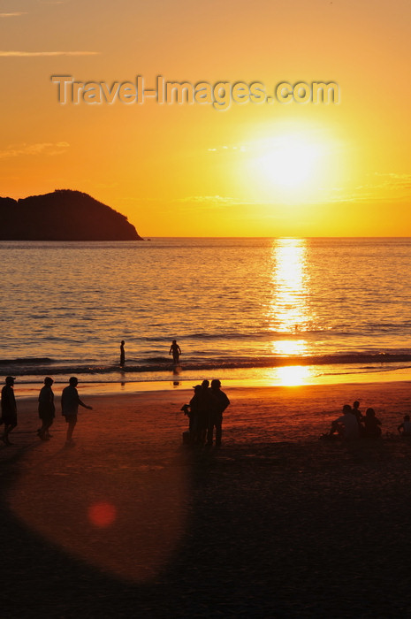 costa-rica118: Manuel António, Puntarenas province, Costa Rica: beach sunset - Ocean and Isla Larga - photo by M.Torres - (c) Travel-Images.com - Stock Photography agency - Image Bank