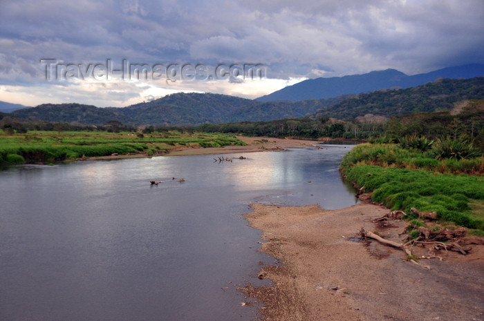 costa-rica128: Río Grande de Tárcoles, Puntarenas province, Costa Rica: the river seen from the 'Crocodile bridge' - photo by M.Torres - (c) Travel-Images.com - Stock Photography agency - Image Bank