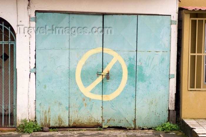 costa-rica30: Costa Rica - San Ramón: No Parking - a private garage - photo by H.Olarte - (c) Travel-Images.com - Stock Photography agency - Image Bank