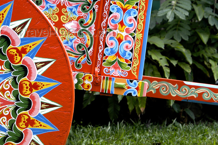 costa-rica55: Costa Rica - Sarchi: painted ox cart - Valverde Vega canton, province of Alajuela (photo by B.Cain) - (c) Travel-Images.com - Stock Photography agency - Image Bank