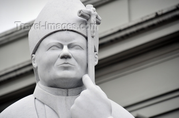 costa-rica7: San José, Costa Rica: Metropolitan Cathedral - statue of Pope John Paul II by sculptor Jorge Jiménez Deredia - monumento a Juan Pablo II - photo by M.Torres - (c) Travel-Images.com - Stock Photography agency - Image Bank