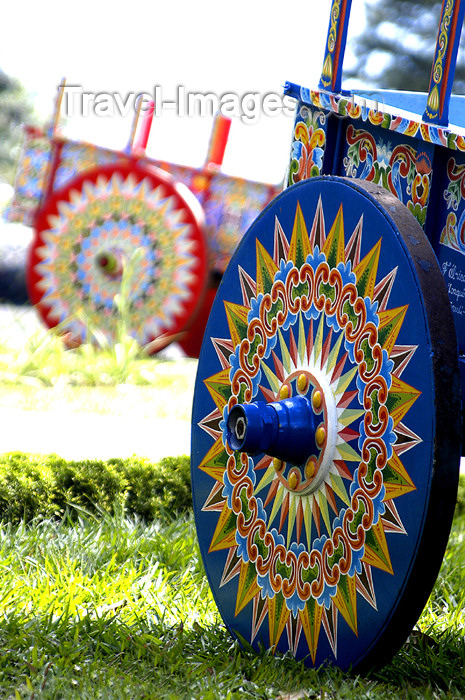 costa-rica70: Costa Rica - wheel - Two Painted oxcarts, Sarchi - photo by B.Cain - (c) Travel-Images.com - Stock Photography agency - Image Bank