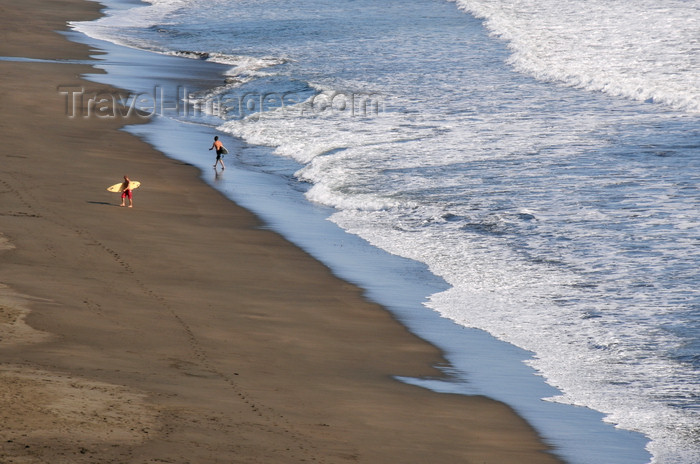 costa-rica96: Playa Hermosa, Puntarenas province, Costa Rica: surfers leave the beach - photo by M.Torres - (c) Travel-Images.com - Stock Photography agency - Image Bank