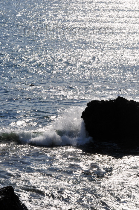 costa-rica97: Playa Hermosa, Puntarenas province, Costa Rica: waves and rocky islet near the beach - photo by M.Torres - (c) Travel-Images.com - Stock Photography agency - Image Bank