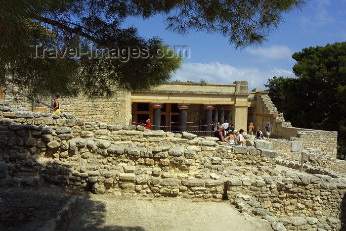 crete120: Crete, Greece - Knossos (Heraklion prefecture): tourists are everywhere (photo by A.Stepanenko) - (c) Travel-Images.com - Stock Photography agency - Image Bank