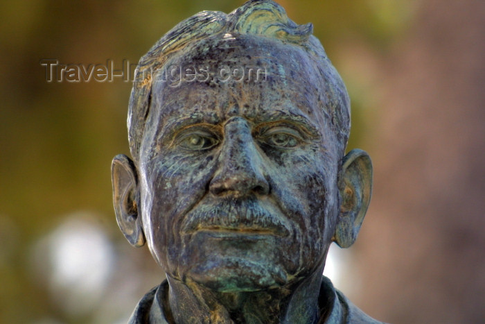 crete150: Crete, Greece - Knossos (Heraklion prefecture): statue of Sir Arthur Evans - British archaeologist known for his discovery of the palace at Knossos (photo by A.Stepanenko) - (c) Travel-Images.com - Stock Photography agency - Image Bank